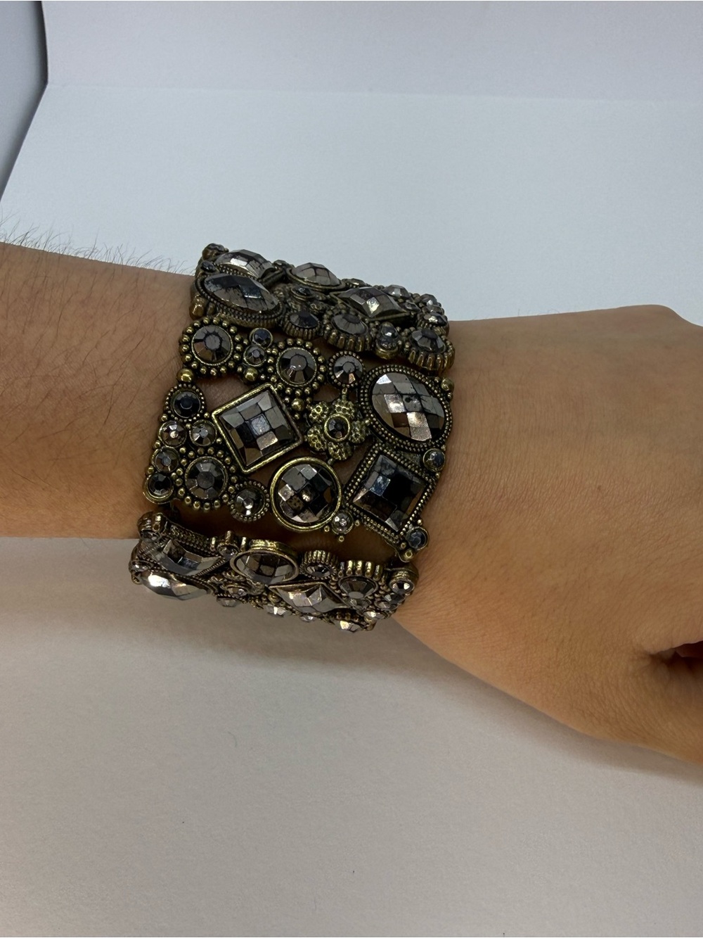 Antique-Inspired Crystal Stretch Bracelet - Gray and Gold